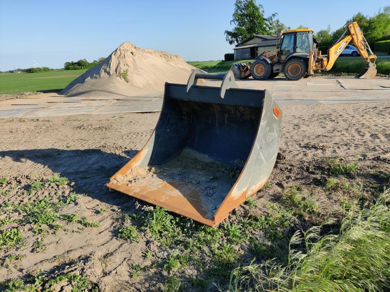 Heavy Equipment & Buckets